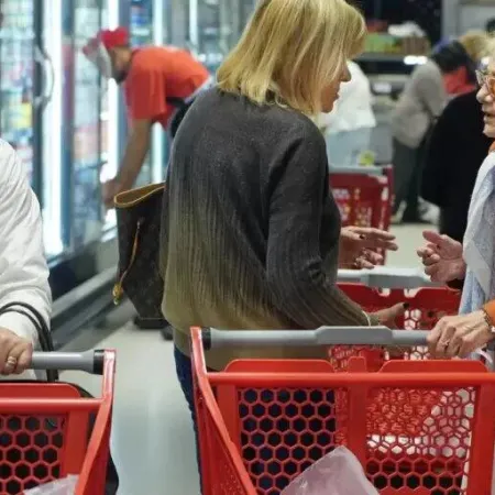 La confianza del consumidor volvió a caer y quedó en su nivel más bajo en un año y medio