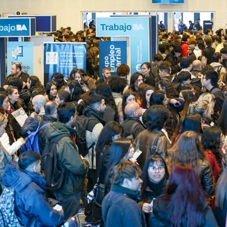 Más de 1.400 vecinos participaron de Expo Empleo Barrial en Almagro, con más de 400 oportunidades laborales