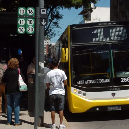 Colectivos: Milei metió un decreto clave para sostener las frecuencias