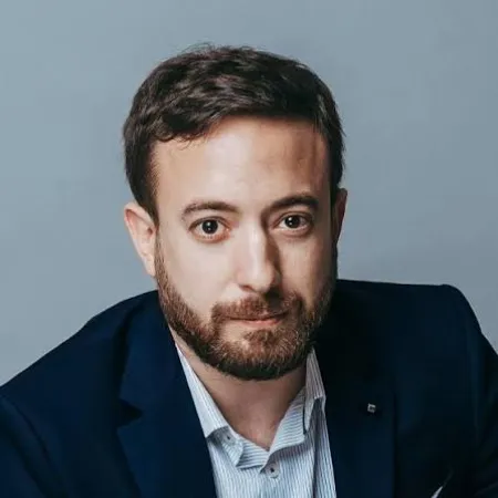Agustín Laje cruzó duramente a Caparrós, por Milei, con la batalla cultural de fondo