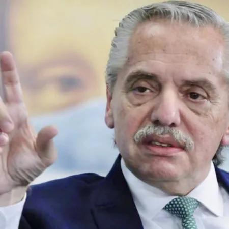Alberto Fernández cruzó a Javier Milei por sus insultos al presidente brasileño