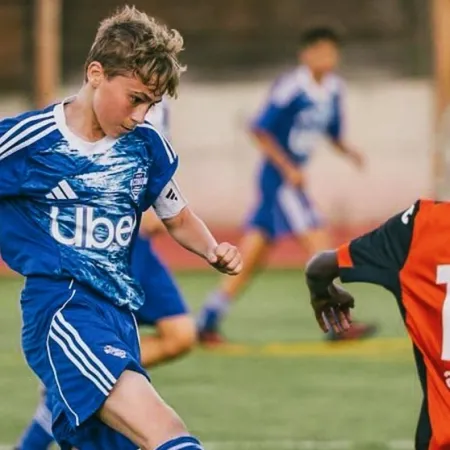 El Como prohíbe cabecear a los futbolistas menores de 10 años: ¿es realmente un riesgo?