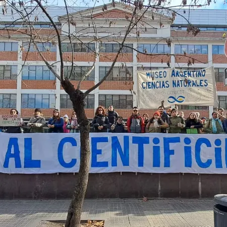 La ciencia argentina vuelve a marchar: denuncian riesgo de despidos masivos en el CONICET