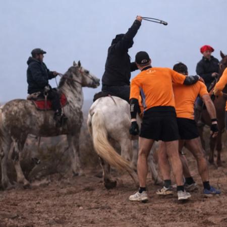 Violencia en Río Negro: jinetes atacaron con rebencazos a runners de la Doble Apolo
