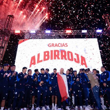Multitudinario recibimiento a Paraguay y poncho presidencial para Alfaro
