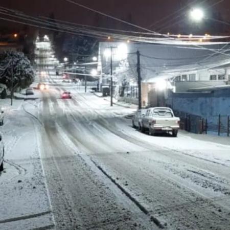 La primera nevada tiñó de blanco Bariloche y se desplegó operativo de emergencia