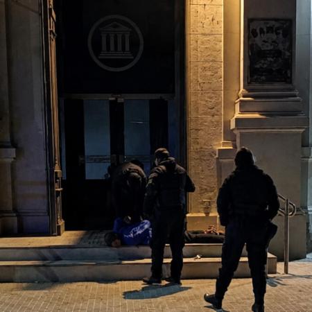 Lo sorprendieron dentro de un banco tras activarse la alarma y quedó detenido