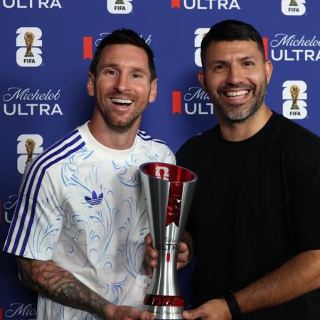 El Kun Agüero le entregó a Messi el premio MVP por las dos asistencias ante Inglaterra