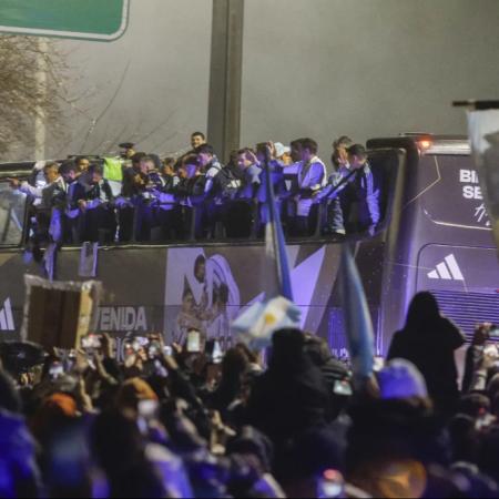 Emotiva caravana de los hinchas y show de drones para la Selección en Ezeiza
