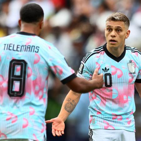 De pelearse en el partido a clasificar a Bélgica: Tielemans y Trossard se sacaron chispas