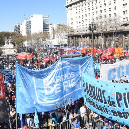 Movilizaciones, marcha federal y piquetes: el plan de lucha de los movimientos sociales contra Milei