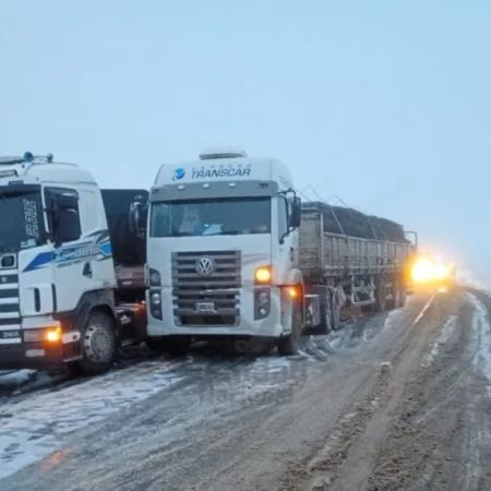 Continúan cerrados los pasos de Cristo Redentor y Pino Hachado por temporal de nieve
