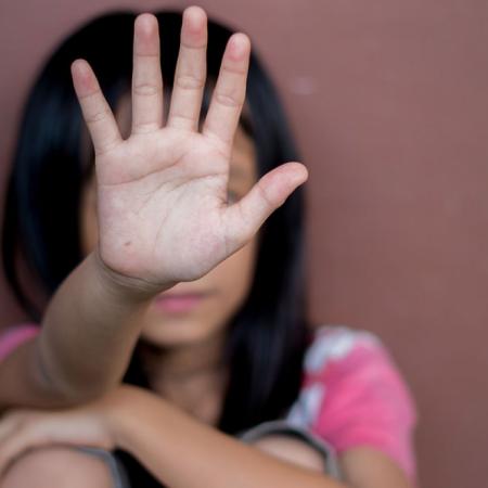 Abusó de su hija mientras cumplía prisión domiciliaria: recibió 15 años de cárcel