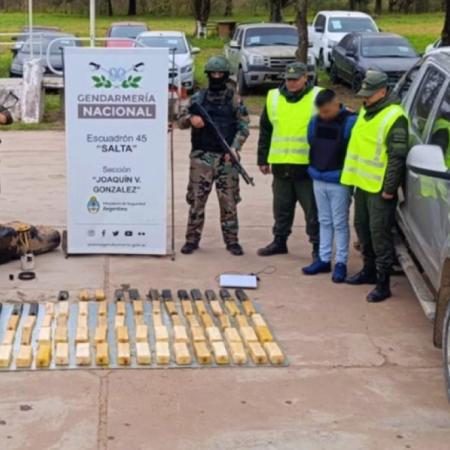 Un detalle en un control reveló un cargamento oculto de cocaína en una camioneta Amarok