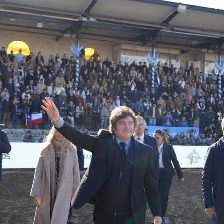 Sin anuncios para el campo, Milei pasó por la tribuna de la Exposición Rural de Palermo