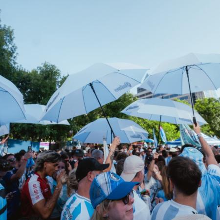 Banderazo argentino en Miami: Ciro cantó el Himno y la policía frenó la fiesta