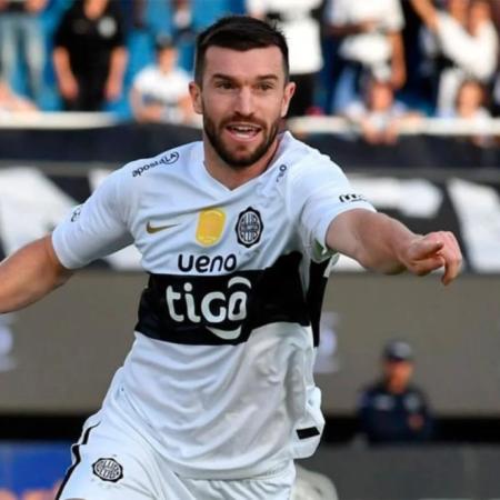 Tim Payne, el futbolista más viral del Mundial, debutó con un golazo en Olimpia de Paraguay