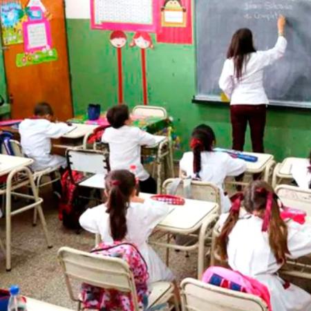 Carrera docente en Argentina: el 61% logra la titularidad recién a los 40 años
