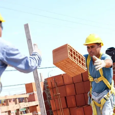 Los servicios empujan el empleo paraguayo mientras la industria pierde puestos
