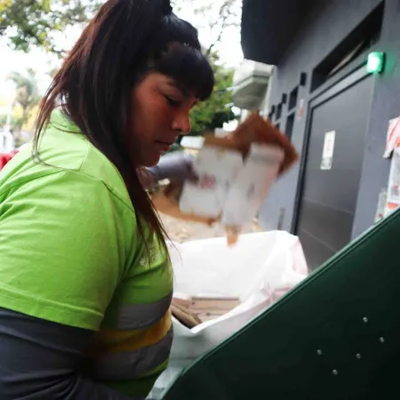 Gana $460.000 como cartonera, sufrió insultos y lloró por una niña: "Ahora cuesta"