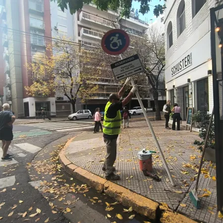 Descubren y levantan cuatro estacionamientos truchos en una misma cuadra