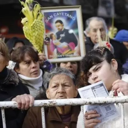 Carlos Moia, sacerdote de San Cayetano: "Ahora se acercan jubilados que vienen para comer"