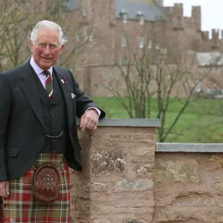 El rey Carlos III inicia su verano en Escocia con un homenaje a la Reina Madre