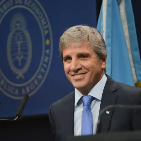 “Tarados”: llegó a Diputados un polémico repudio contra Luis Caputo