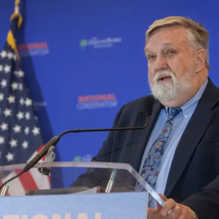Voto por hogar: la propuesta de Doug Wilson que vuelve al debate en EE.UU.