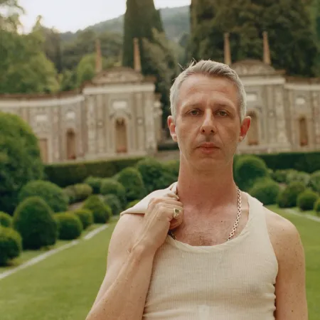 Jeremy Strong protagoniza la película de Facebook y le escribió un mail a Mark Zuckerberg