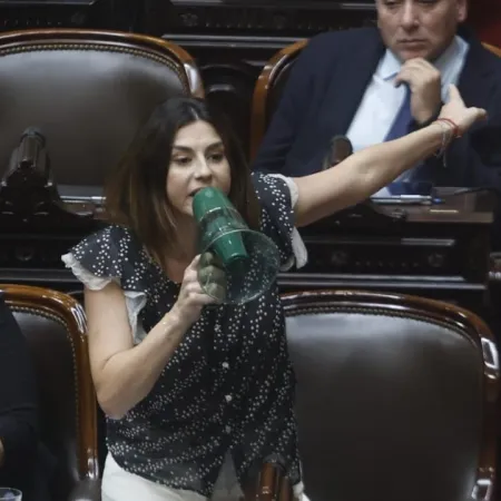 Marcela Pagano denunció que el Gobierno “paga votos” a gobernadores para aprobar sus leyes
