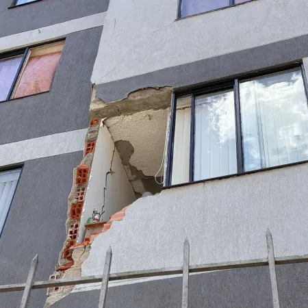 Armenia 1999 frente al sismo de 2026: el examen a edificios y normas