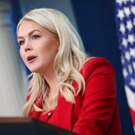 Karoline Leavitt deja la vocería de la Casa Blanca y seguirá como asesora de Trump