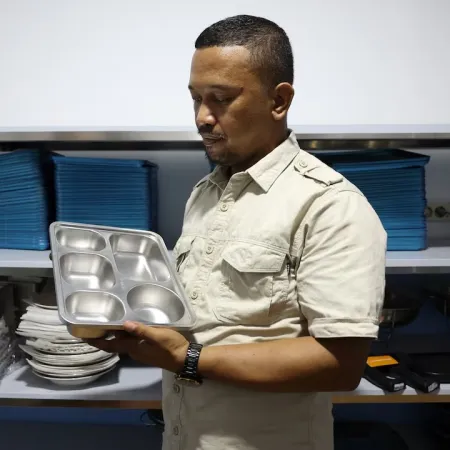 Indonesia: el plan de comidas gratuitas dejó cocinas endeudadas y vacías