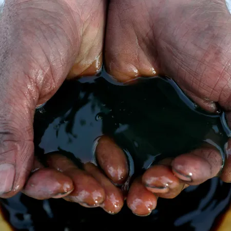 El Brent cede a USD 87 pese al cierre de Ormuz y al déficit global