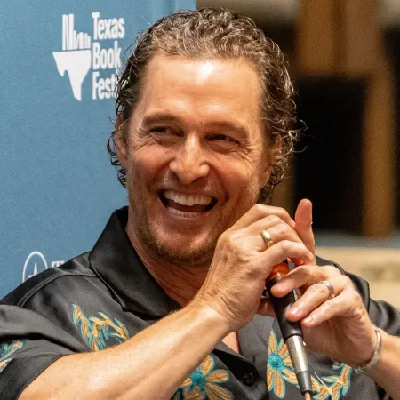 McConaughey contó cómo una película con Jennifer López lo sacó de un problema en México