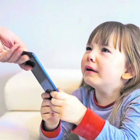 "No es un juguete": el polémico texto que llevarían todos los celulares