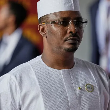 Déby libera a su principal rival en Chad, pero la condena mantiene un límite político