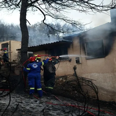 Incendios en Grecia: dos muertos y más de 500 evacuados en la isla de Salamina