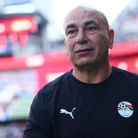 Para cerrar la pirámide: a Hossam Hassan, DT de Egipto, se le pelearon sus dos esposas