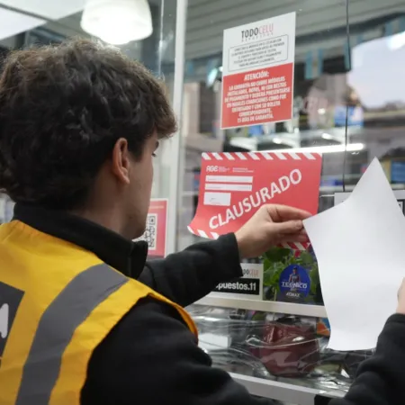 La Ciudad clausuró en Once una galería y 10 cuevas de celulares robados