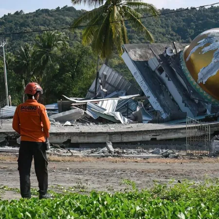 Indonesia: 71 muertos y 59.647 desplazados tras el terremoto de Flores