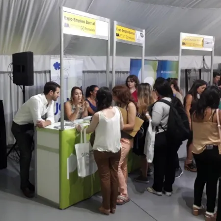 Expo Empleo en Ferro colapsada: 10.000 postulantes para 600 puestos de trabajo