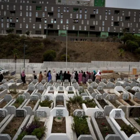 Ceuta entierra a migrantes sin identificar tras la avalancha desde Marruecos