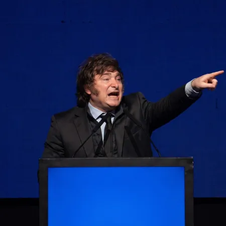 Milei recordó 3 "operetas" y estalló: "Me niego a creer que seamos tan pelotudos"