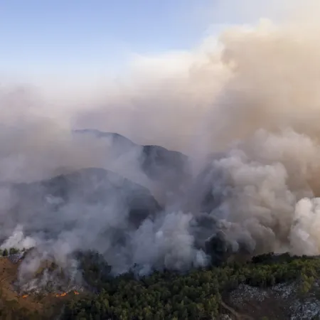 Pear Lake supera 162.000 hectáreas y fuerza nuevas evacuaciones en Canadá