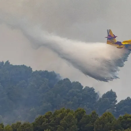 La UE envía cuatro Black Hawk y 124 bomberos contra el incendio de Serbia