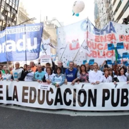 Docentes universitarios paran 48 horas: el conflicto que busca una salida salarial