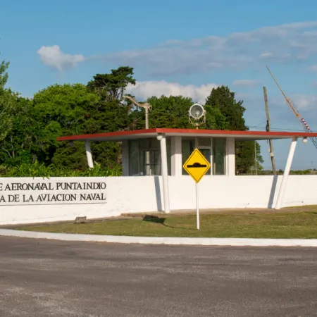 La resistencia por la Base Aeronaval Punta Indio escala y llega al Ministerio de Defensa