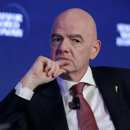 Verón se suma a Drogba, Lizarazu, Petit y Pires con un fuerte mensaje contra Infantino